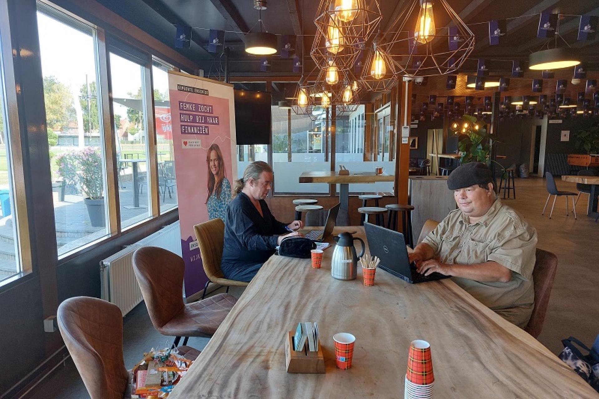 2 mannen aan tafel bij de Wijkwijzer in de Vrije ruimte